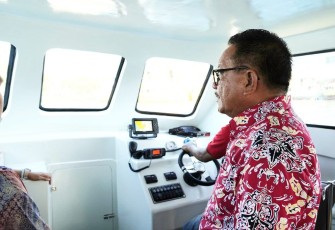 Wali Kota Bitung, Maurits Mantiri saat meluncurkan speed boat dinas kesehatan untuk pelayanan kesehatan masyarakat pesisir