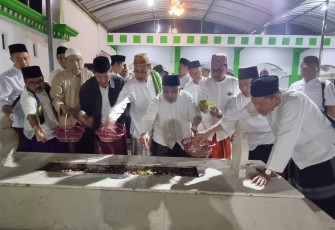 PKS Jatim menggelar ziarah ke makam Syaikhona Cholil dan KH Hasyim Asyari, serta KH Wahab Hasbullah, Selasa 8 Agustus 2023.