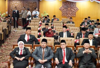 Pimpinan DPRD Provinsi Jawa Timur bersama Forpimda Jatim mendengarkan pidato Kenegaraan Presiden RI Joko Widodo melalui televisi. 
