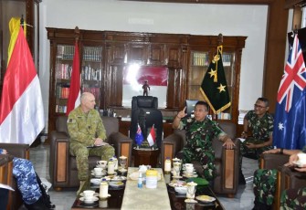 Gubernur Akademi Militer, Mayjen TNI R. Sidharta Wisnu Graha, S.E., laksanakan audiensi dengan Counsellor Defence Policy Kedubes Australia. Pertemuan ini berlangsung di Ruang Kerja Gubernur Akademi Militer di Magelang pada Jumat, 8 Desember 2023