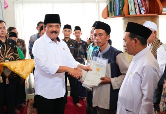 Menteri ATR/Kepala BPN Serahkan 1144 Sertipikat Redistribusi Tanah kepada Masyarakat Kabupaten Malang