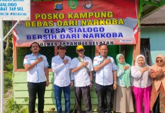Sejumlah Emak-emak, menyatakan dukungannya kepada Kapolres untuk berantas narkoba saat Sat Resnarkoba Polres Tapsel mendirikan Posko Kampung Bebas dari Narkoba, Jumat (8/9/2023) pagi.