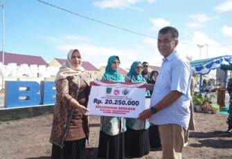 Bupati Natuna,Wan Siswandi menyerahkan secara resmi rumah hunian tetap pasca bencana tanah longsor di Pulau Serasan Desa Pangkalan tahap I. Bertemlat di perumahan Sisi Bertuah Kecamatan Serasan Kabupaten Natuna, Sabtu (9/12/2023)