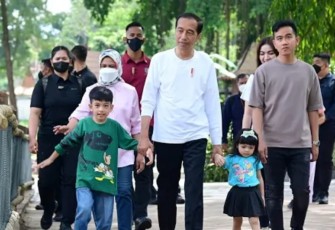 Presiden Jokowi bersama keluarga berkunjung di obyek wisata Solo Safari, Kota Solo, Jawa Tengah, Senin (23/1/2023).