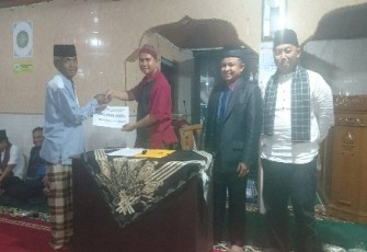 Ketua TSR Pemkab Limapuluh Kota yang diwakili Kabag Logistik, AKP Erman, tampak menyerahkan bantuan hibah sebesar Rp20 juta melalui pengurus Masjid Nurul Iman, Jorong Suayan Sariak, Nagari Suayan