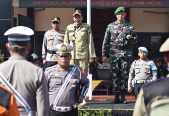 Wakil Bupati Trenggalek, Syah Muhamad Natanegara, saat memimpin Apel Gelar Pasukan dalam rangka `Operasi Ketupat Semeru 2023` di halaman Mapolres Trenggalek, Senin (17/4/2023).