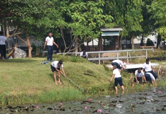  Diujung akhir tahun 2023, Wakil Komandan (Wadan) Kodiklatal Laksda TNI Eko Wahjono memimpin olah raga rutin bersama seluruh Prajurit dan PNS Kodiklatal di lapangan Laut Maluku Kodiklata Bumimoro Surabaya, Jumat (29/12/2023)