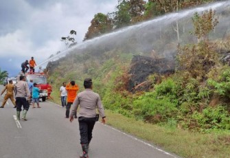 Polsek Batangtoru yang turun ikut membantu bersama Kecamatan Angkola Sangkunur, BPBD Tapsel, dan Pihak Kelurahan Rianiate, saat memadamkan Lahan yang terbakar