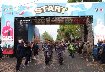 Wagub AAL dan Taruna AAL Ikuti Gerak Jalan Perjuangan Mojosuro