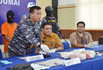 Komandan Lanal Dumai Kolonel Laut (P) Kariady Bangun dalam konferensi pers di Gedung Wijaya Kusuma Mako Lanal Dumai