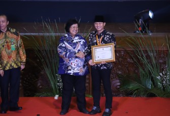 Bupati Trenggalek Mochamad Nur Arifin, saat menerima penghargaan, pada Festival Iklim 2023 di Auditorium Dr. Soedjarwo Gedung Manggala Wanabakti KLHK Jakarta, Selasa (24/10/2023).