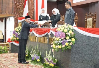 Juru Bicara Fraksi NasDem DPRD Jatim, Muzammil Syafii saat memberi tanggapan Fraksi terhadap Pendapat Gubernur atas Rancangan Peraturan Daerah tentang Perubahan atas Perda Nomor 08 Tahun 2011 tentang Pelayanan Publik.