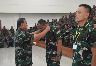 Kepala Kelompok Tenaga Pendidik (Kapokgadik) Kodiklatal Brigjen TNI Marinir Sarjito resmi memimpin upacara Penutupan Kursus (Sus) Pembimbing Siswa (Bingsis) dan Micro Teaching TNI Angkatan Laut TA. 2023,  bertempat di JOPR Gedung Soedomo Kodiklatal, Bumimoro Surabaya, Rabu (27/12/2023)