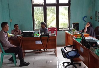 Polsek Manna saat Himbau Warga Periksa Kebenaran Suatu Cerita