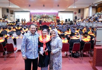 Ketua MPR RI Bamsoet saat menghadiri prawisuda program sarjana anak keempatnya, Saras Shintya Putri dengan predikat cumlaude di Fakultas Hukum Universitas Indonesia Depok, Kamis (9/3/23).