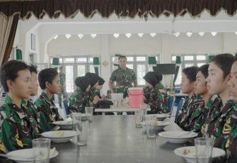 Dankodiklatal Letjen TNI Marinir Suhartono tinjau kegiatan siswa saat berada di mess, tepatnya saat waktu makan siang tiba. Seperti yang terlihat di Mess Kowal Dewi Sartika, pada Jumat (15/9/2023).