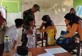 Babinsa Sawahan Dampingi Program BIAS Bagi Ratusan Siswa MI Nurul Huda