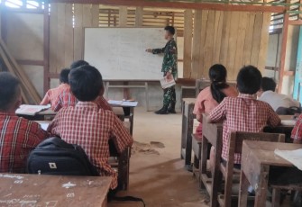 Satgas Pamtas Batalyon Armed 10/Bradjamusti Jadi Tenaga Pendidik di Perbatasan 