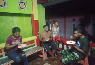 Foto makan malam bersama satgas TMMD bersama warga