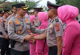 Kapolres Aceh Timur saat menyalami Angotanya yang Naik Pangkat