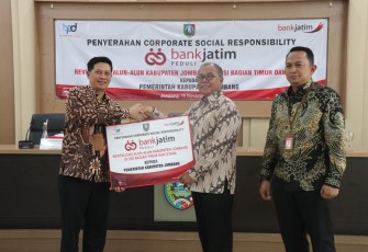 Penyerahan CSR secara simbolis  oleh AVP Komunikasi Korporat Bank Jatim Bambang Supriadi kepada Penjabat Bupati Jombang Sugiat pada hari Kamis (16/11), di Pendopo Kabupaten Jombang.