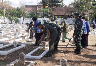 Kasdim 0806/Trenggalek Memimpin Ziarah Rombongan HUT Ke-78 TNI