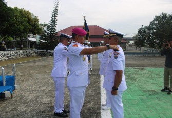 Danlantamal VI Brigadir Jenderal TNI (Mar) Amir Kasman, S.E., M.M., saat secara resmi memimpin upacara serah terima jabatan (Sertijab) Danlanal Palu bertempat di Lapangan Apel Lanal Palu Sulawesi Tengah, Jumat (21/07/2023).