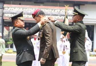 Jenderal TNI Dudung Abdurachman saat Anugerahkan Bintang Kartika Eka Paksi Utama kepada Kasad Singapura