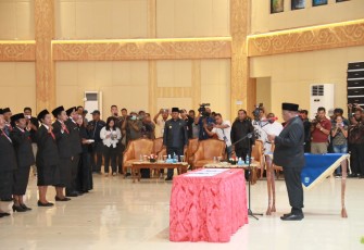 Wamendagri John Wempi Wetipo saat melantik 29 anggota MRP Papua Barat masa jabatan 2023-2028 di Gedung Auditorium Tim Penggerak Pemberdayaan dan Kesejahteraan Keluarga (TP PKK) Manokwari, Papua Barat, Kamis (9/11/2023).