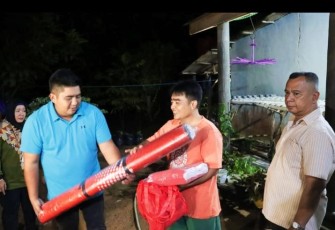 Bupati Bintan Roby Kurniawan SPWK saat memberikan bantuan ke sejumlah warga yang terdampak banjir
