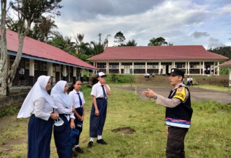 Bhabinkamtibmas saat Sambang Sekolah