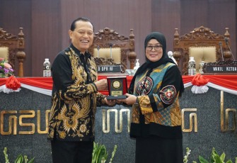 Kedatangan Ketua MKD DPR RI Adang Daradjatun bersama rombongannya disambut oleh jajaran BK DPRD Jatim di ruang paripurna DPRD Jatim, Selasa 20 Juni 2023. 