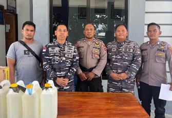 Komandan Lanal Nabire Lekol Laut (P) Pius Herdasa Krisna Murti, S.T., M. T, CBEI., CACA., CRMP., CHRMP. menyerahkan tangkapan beserta barang bukti penyelunduoan miras illeggal kepada Polsek KP3 Laut Pelabuhan Nabire yang diwakili Aiptu Imran.