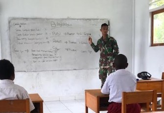 Kegiatan belajar mengajar sebagai tenaga pendidik di SDN Kelila di Distrik Kelila, Kabupaten Membramo Tengah, Provinsi Papua Pegunungan. 