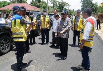 Menteri PUPR Basuki Hadimuljono saat Tinjau Peningkatan Jalan Nasional Pomalaa-Wolulu, , Rabu (8/3/2023).