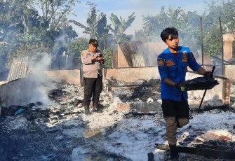 Polsek Raya saat Turun Olah TKP Kebakaran 7 Unit Rumah Semi Permanen di Lingkungan XI Mangadei