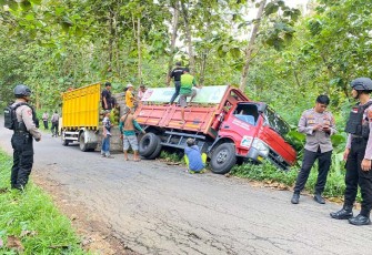 Truk Toyota Dyna AD 8411 GF bermuatan elpiji terperosok masuk parit di wilayah Dusun Kopenan, Desa Kebak, Jumantono, Karanganyar, Selasa (28/3/2023).