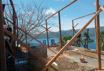 Proses pemasangan tiang badan rumah RTLH milik bapak Galvin Karaki oleh satgas TMMD Kodim 1310/Bitung