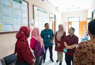 Sofyan saat melakukan proses verifikasi kunjungan lapangan KKS 2023 di Pusat Kesehatan Masyarakat (Puskesmas) Cilegon, Sabtu 2 Agustus 2023.