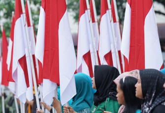 Pemko Tebing Tinggi Bagikan Bendera Merah Putih