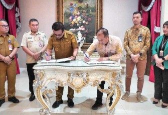 Walikota Bitung bersama Bank mandiri saat menandatangani MOU