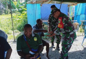 Babinsa Koramil 1710-02/Timika dipimpin Serma Butar Butar melaksanakan Komunikasi Sosial (Komsos) bersama masyarakat binaan di Kp. Ninabua, Distrik Mimika Baru, Kab. Mimika, dengan tujuan menciptakan kedekatan serta mempererat tali silaturahmi bersama warga binaan, Sabtu (16/12/2023)