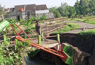 Warga Megalrejo sedang mengecek jembatan Megalrejo-Perumahan BRI kelurahan Balun kecamatan Cepu yang putus akibat diterjang banjir pada Rabu (13/12/2023) malam