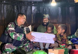 Personel Satgas Yonif Mekanis 203/AK saat Beri Nama Untuk Anak yang Baru Lahir di Desa Lowanom Distrik Malagayneri