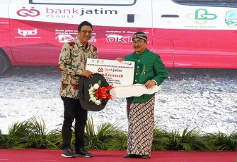 Penyerahan CSR Mobil Ambulans dari Bank Jatim 