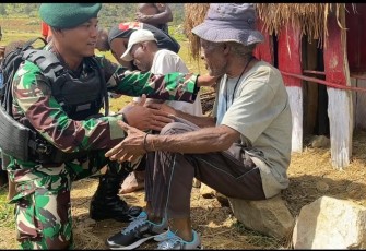 Satgas Yonif Mekanis 203/AK saat Anjangsana ke Rumah Tokoh Masyarakat Distrik Malagayneri