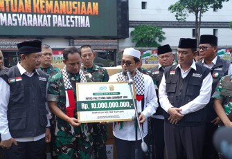 Kasad Jenderal TNI Agus Subiyanto, S.E., M.Si. saat menyerahkan bantuan untuk Palestina ke ketua BAZNAS RI Prof. KH. Noor Achmad, di Markas Besar Angkatan Darat (Mabesad), Jakarta, Rabu (8/11/2023).