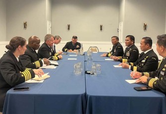Kasal dalm pertemuan bilateral dengan Counterpart Angkatan Laut dari Amerika Serikat, di ruang bilateral meeting, Newport Harbor Island Resort, Rhode Island, Amerika Serikat, Selasa (19/09). 