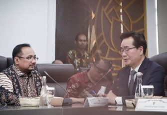 Menteri Agama Yaqut Cholil Qoumas dan Menteri Pertanian, Pedesaan, dan Pangan Korea Selatan Chung Hwangeun dalam pertemuan bilateral di Kantor Pusat Kementerian Agama, Jl. Lapangan Banteng, Jakarta Pusat.