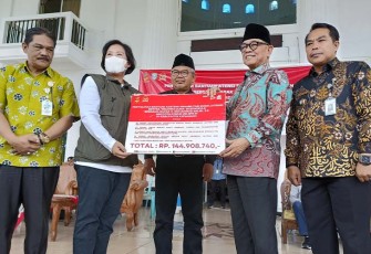 Penyerahan bantuan secara simbolis 